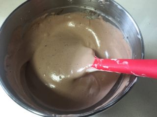 6、可可旋风瑞士卷（后蛋法）,把刚刚化开的可可粉加到剩余蛋糕糊里混合均匀。同样注意手法，可可俗称消泡大王，一定注意不能消泡。