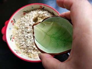 6、燕麦酸奶杯,倒入蜂蜜。