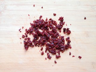 1、蔓越莓玛德琳蛋糕,蔓越莓干切碎备用。
