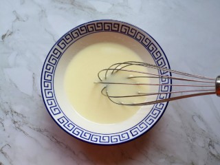 3、蔓越莓玛德琳蛋糕,用手动打蛋器搅打均匀。