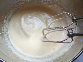 5、蔓越莓玛德琳蛋糕,用电动打蛋器打发至，提起打蛋器随意画图案不易消失。