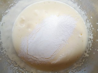 6、蔓越莓玛德琳蛋糕,分两次筛入低筋面粉，每一次筛入以后都要用刮刀从底部翻拌均匀，再进行下一次筛入。