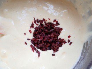 7、蔓越莓玛德琳蛋糕,加入蔓越莓干翻拌均匀。