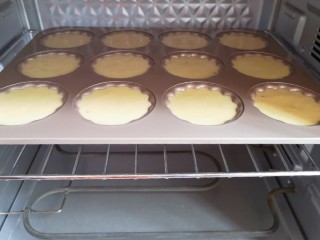 11、蔓越莓玛德琳蛋糕,送入预热好的烤箱，上下管170度烤20分钟。