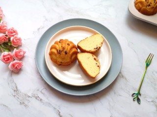 12、蔓越莓玛德琳蛋糕,出炉晾一下脱模。