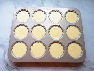 10、蔓越莓玛德琳蛋糕,挤入准备好的蛋糕糊。