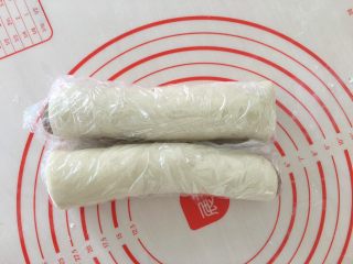 8、猫耳朵,包上保鲜膜，放冰箱冷藏80分钟左右。