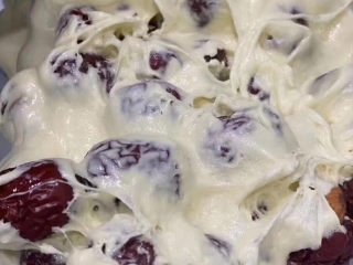 3、奶枣,黄油小火融化.加入棉花糖.棉花糖完全融化.加入18克脱脂奶粉.快速搅匀