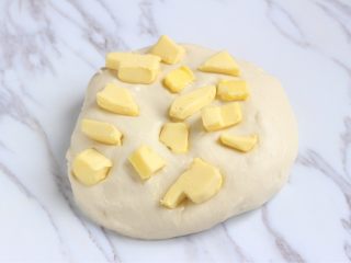 2、烤菠萝鸡肉汉堡,面团裹入切成小块的黄油（夏天用刚从冰箱取出的黄油）。