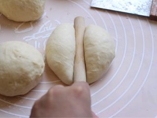 5、烤菠萝鸡肉汉堡,如果做屁股形汉堡，滚圆后松驰15分钟，面团上少量拍些高粉，然中间用擀面杖用力压下，要压到底，但不能切断。也同样放于汉堡模，放于温暖湿润处发酵至二倍大。