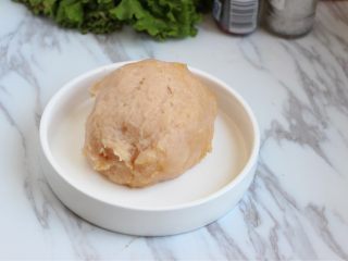 9、烤菠萝鸡肉汉堡,将肉泥朝一个方向摔打起筋。