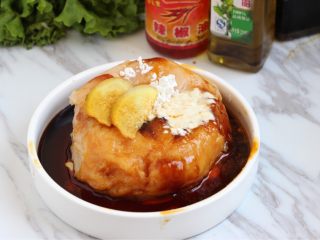 10、烤菠萝鸡肉汉堡,加姜片、花椒油、辣椒油、料酒、生抽、蚝油、糖、鸡蛋和淀粉拌匀腌制四个小时以上。最好也能放冰箱冷藏过夜。