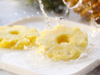 13、烤菠萝鸡肉汉堡,菠萝去皮，切厚切大片，盐水浸泡十分钟。