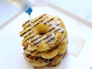 15、烤菠萝鸡肉汉堡,淋上蜂蜜，菠萝的色泽更诱人，更有营养。