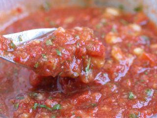 17、烤菠萝鸡肉汉堡,然后将所有切丁的食材放入料理机稍打碎些。不打直接拌在一起也行，随自己喜欢。莎莎酱中加一小勺盐、挤半个柠檬汁，再加入些许番茄酱和切成丁的菠萝拌匀制成别具风味的南美莎莎酱。放冰箱冷藏使味道融合。