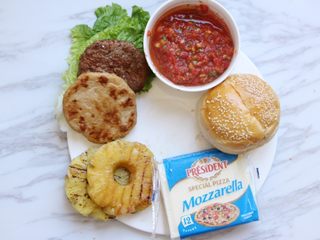 18、烤菠萝鸡肉汉堡,准备好制作烤菠萝鸡肉汉堡的所有食材。