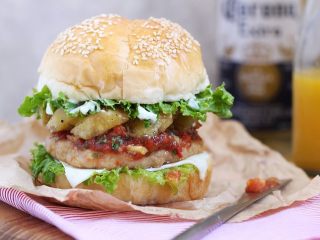 20、烤菠萝鸡肉汉堡,美味的烤菠萝鸡肉堡就做好了。