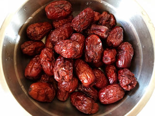 2、红枣糕,捞出冷却。