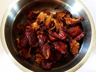 3、红枣糕,将红枣核去除。