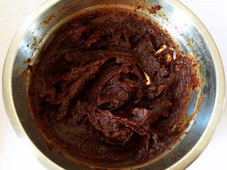 4、红枣糕,用搅拌棒打成泥。