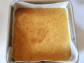 16、红枣糕,倒入蛋糕糊。