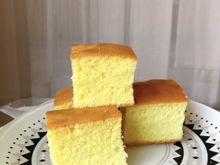 8、法式海绵蛋糕,烤好的蛋糕脱模晾凉、切块就可以享用了！