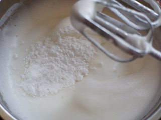 3、圣诞蛋糕卷,蛋清滴入几滴柠檬汁后用打蛋器打发至发泡，然后分3次加入糖粉，用打蛋器打发至硬性发泡