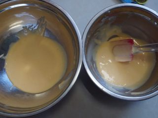 6、圣诞蛋糕卷,然后加入面粉用刮刀搅拌至无颗粒状，将蛋黄糊分2等份