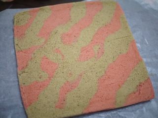 12、圣诞蛋糕卷,出炉后撕出油纸，放在网架上晾凉