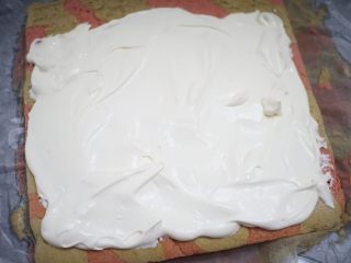 13、圣诞蛋糕卷,晾至温热时抹上一层奶油（晾蛋糕时奶油加入糖粉打发）