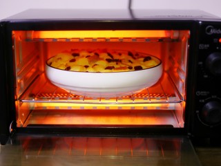 11、酥脆软滑的蛋奶吐司布丁,放入提前预热好的烤箱中160度烤25分钟至布丁液凝固即可出炉。