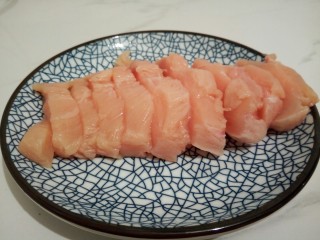 1、#咸味#盐酥鸡米花,挑选新鲜的鸡胸肉，切小块