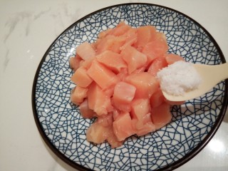 3、#咸味#盐酥鸡米花,加一勺细盐