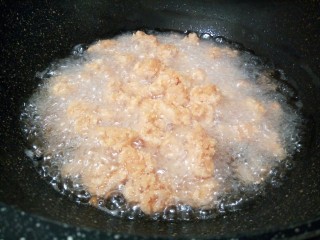 12、#咸味#盐酥鸡米花,锅里放油，等到油热（可以先夹一粒鸡胸肉试一下，放下去冒大泡泡，这油温就合适）放入鸡胸肉大火油炸
