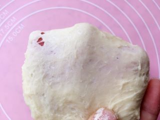 4、椰蓉面包,揉成光滑面抻开面团能拉出比较粗糙的薄膜；