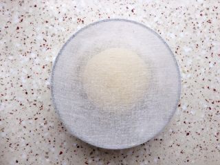 7、椰蓉面包,整好面团，盖上湿布或保鲜膜室温发酵；大约1小时；