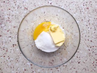 9、椰蓉面包,黄油提前软化，将椰蓉所有食材放入碗里；