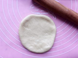 13、椰蓉面包,用擀面杖擀薄并排气；