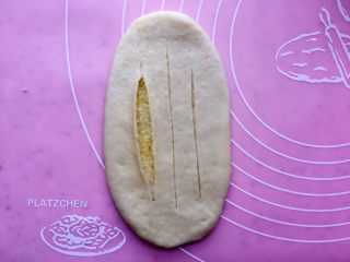 17、椰蓉面包,用刀划几道口子；