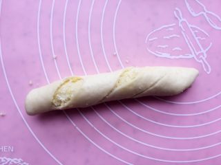 18、椰蓉面包,卷起来；