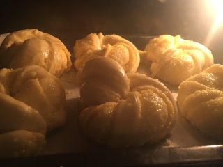 22、椰蓉面包,烤箱预热，170度上下火25分钟，表面金黄色即可；