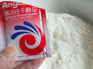 2、梅干菜烧饼,面粉300克，酵母3克，白糖15克。