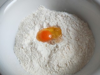 3、梅干菜烧饼,加入一个鸡蛋