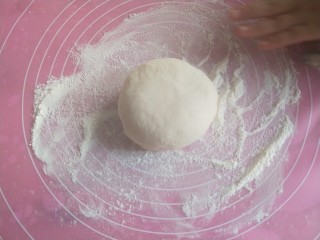 5、梅干菜烧饼,发好的面分成两块，一半做烧饼，一半做芝麻酱花卷了。