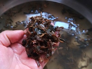 7、梅干菜烧饼,梅干菜先泡后洗在切碎。