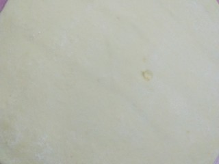 8、梅干菜烧饼,面团擀成片。