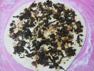 12、梅干菜烧饼,怕上熟芝麻，五香粉，在撒上梅干菜，最后撒上香葱。