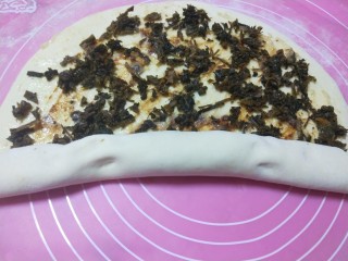 13、梅干菜烧饼,一头卷起来。