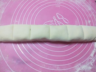 15、梅干菜烧饼,压出均匀的印记。