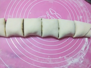 16、梅干菜烧饼,在切成小段。